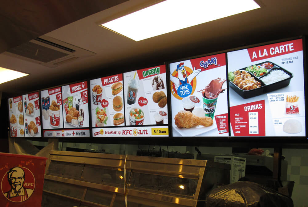 Màn hình LCD treo tường hiển thị thông tin sản phẩm