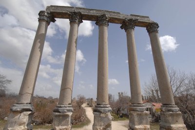 Uzuncaburc  mrt 2008 3468.jpg