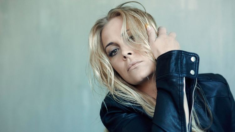 Anouk (singer) Anouk names her backing vocalists ESC Webs Latest