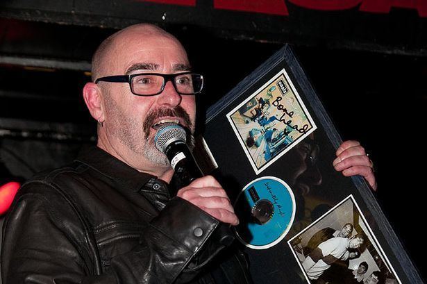 Paul Arthurs Oasis guitarist Paul Bonehead Arthurs does cheeky spoof of