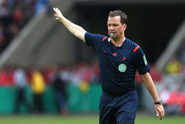 Peter Sippel ExFIFAReferee Peter Sippel pfeift Topspiel gegen Erfurt