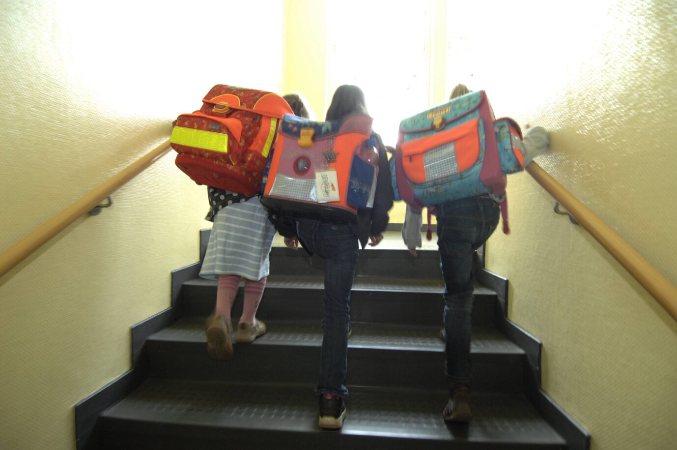 Weil ein Geländer zu niedrig ist, muss ein Frankfurt Wachpersonal in einer Schule aufpassen. Symbolbild: IMAGO / Felix Jason