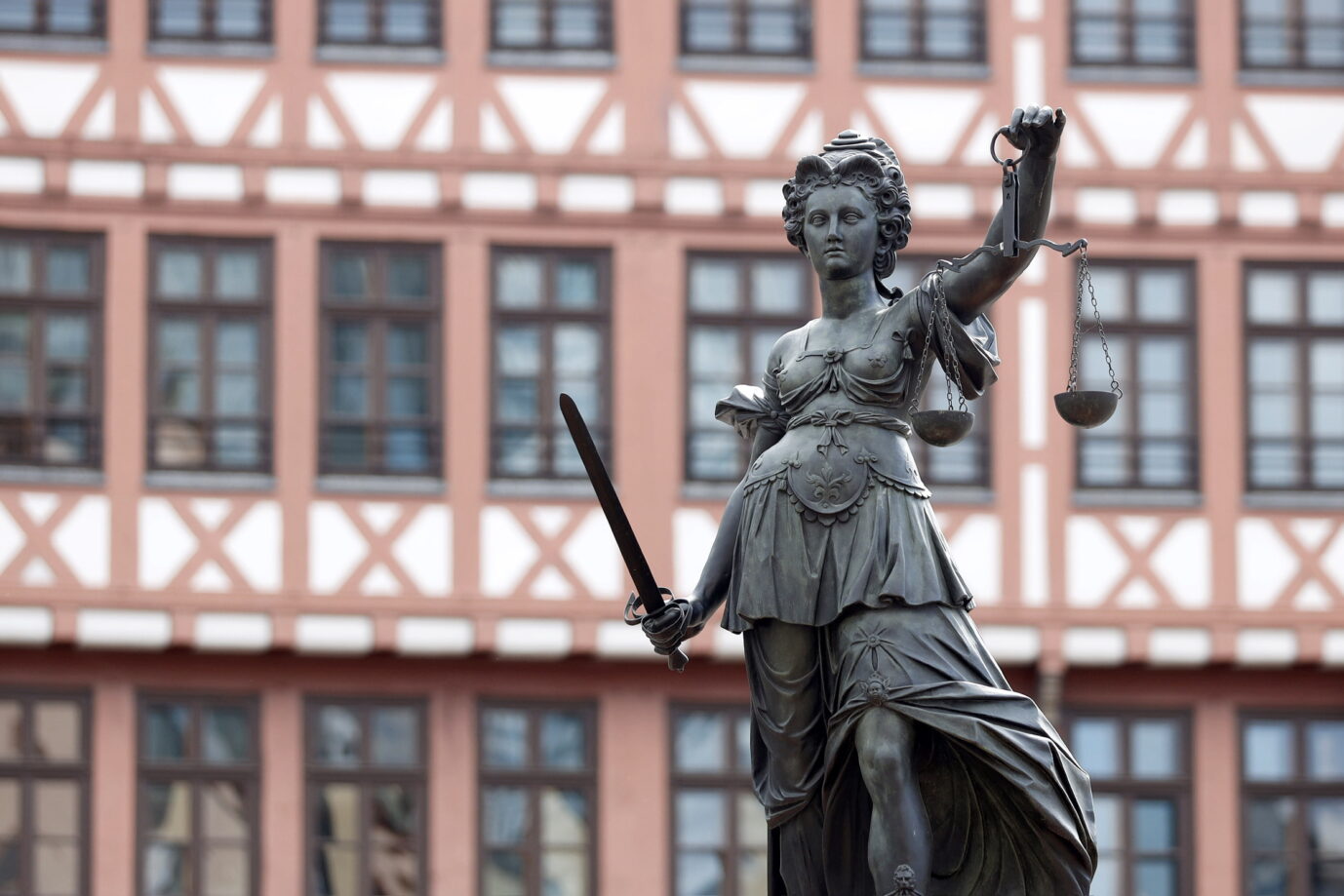 Die Justitia auf dem Gerechtigkeitsbrunnen auf dem Frankfurter Römerberg. (Symbolbild)
