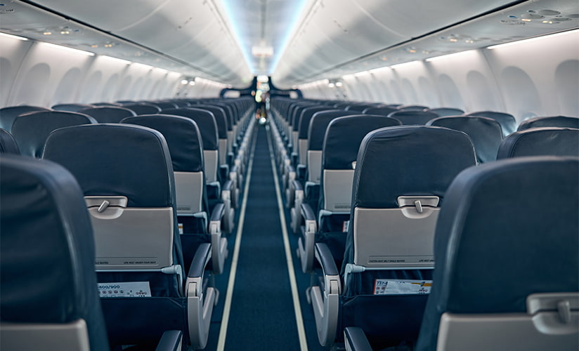 Imagen del pasillo de un avión