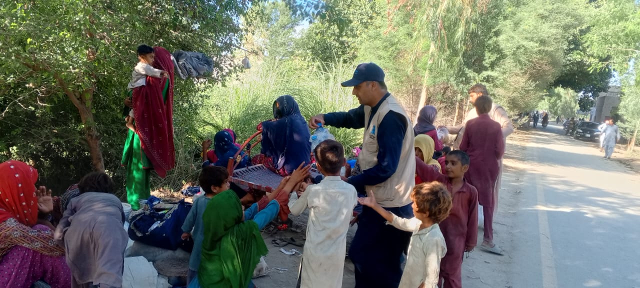 Distributed Food and water in UC Azmatpur Tehsil alipur – Flood 2025