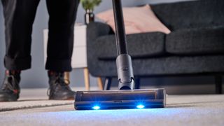 Dreame R20 vacuum floorhead with headlamps lit up