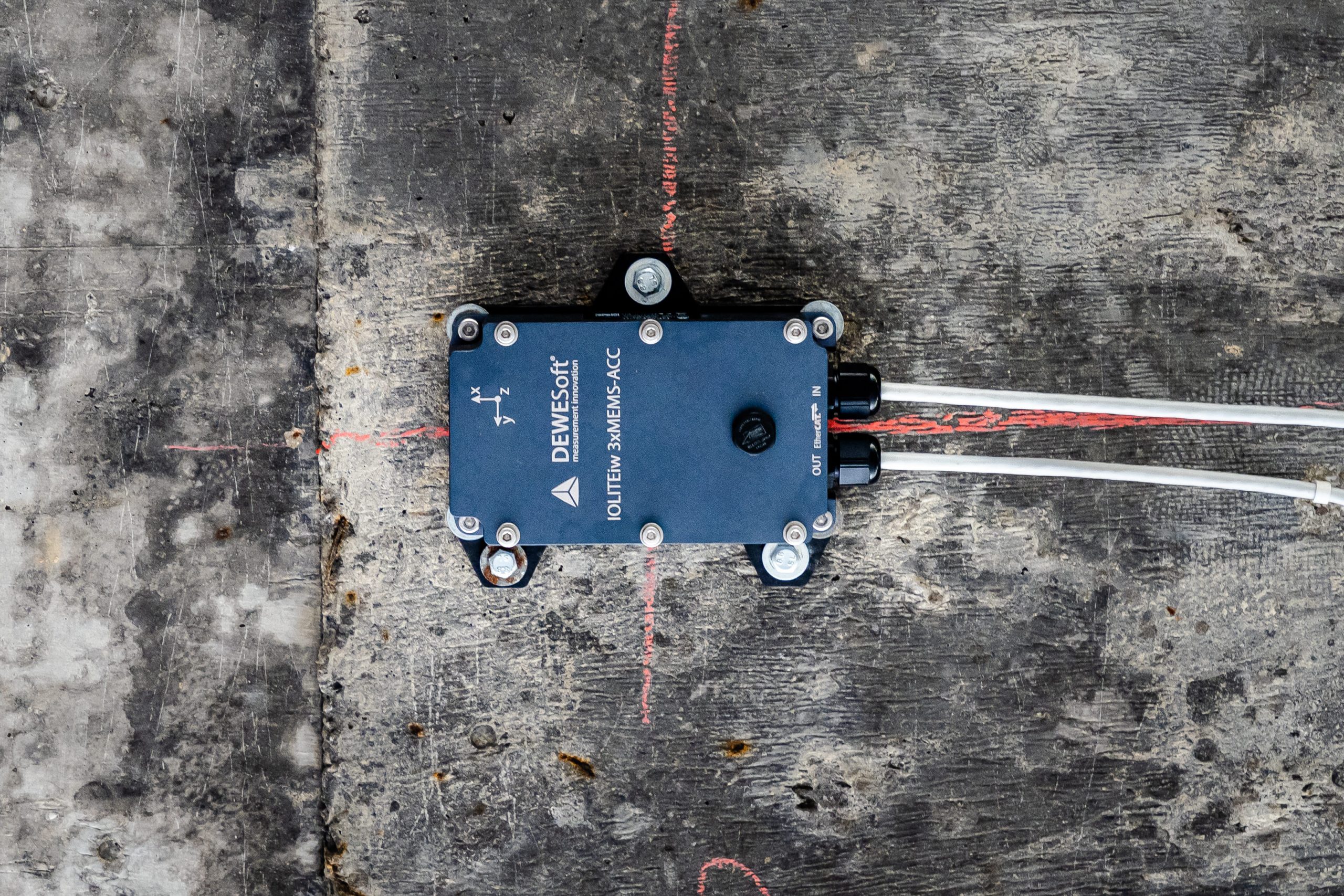 3-axial, low-noise accelerometer 3-axial, low-noise accelerometer