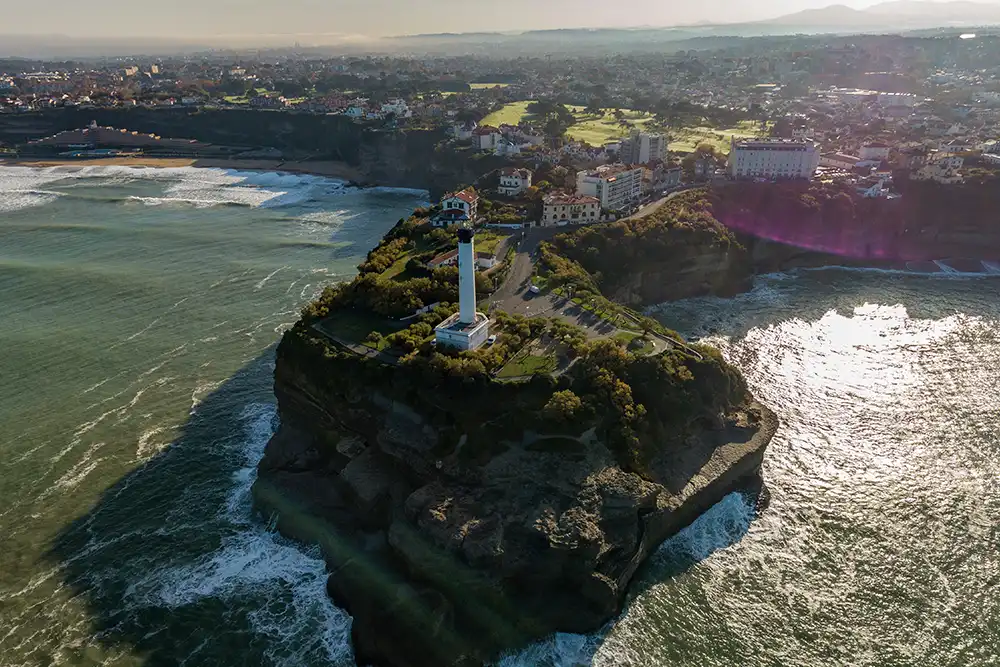 One diver dies, another missing, following Biarritz cliff collapse