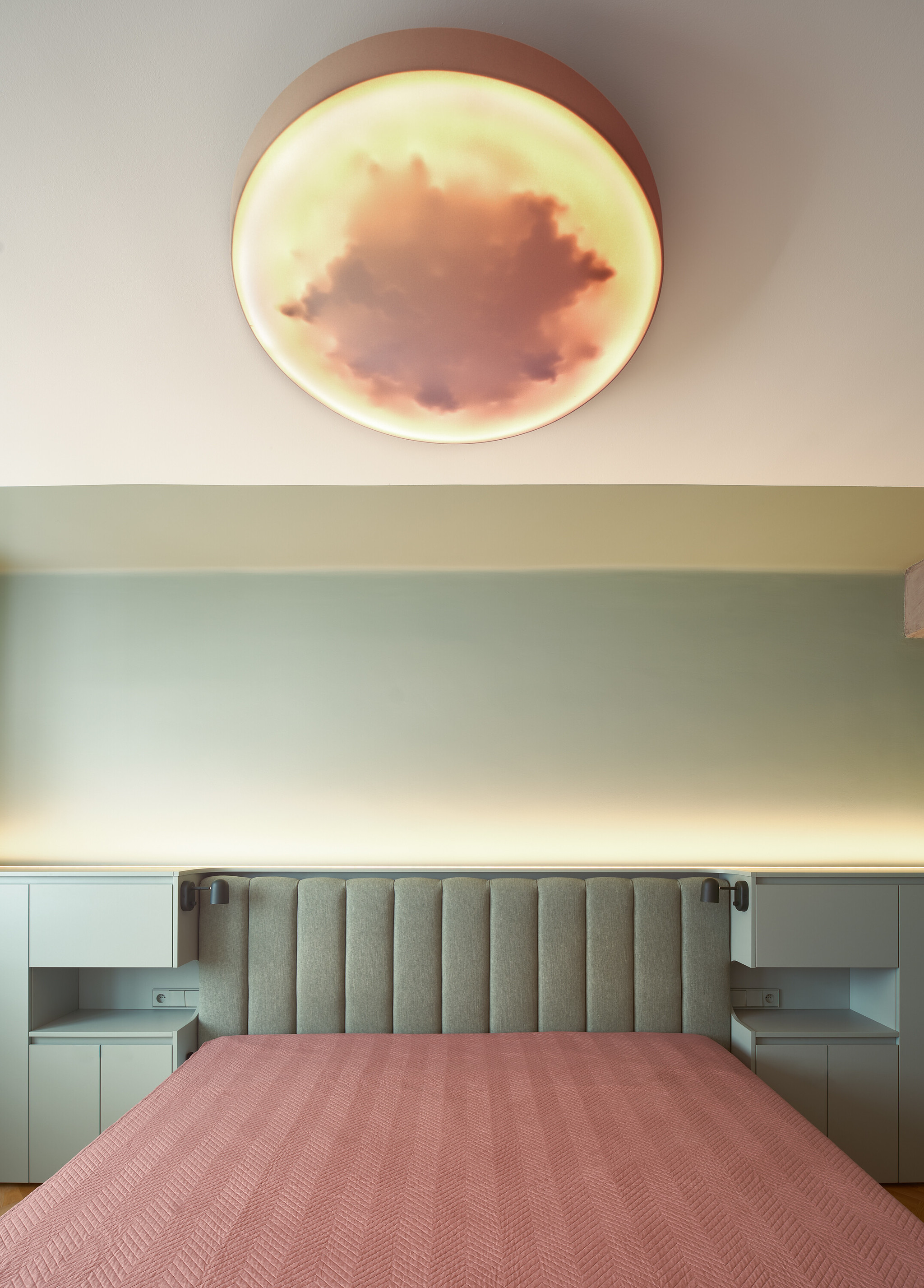 En el dormitorio, destaca la colcha rosa.