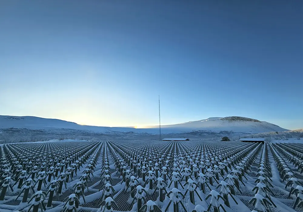 Image of the EISCAT_3D antenna plane with the site building in te background.