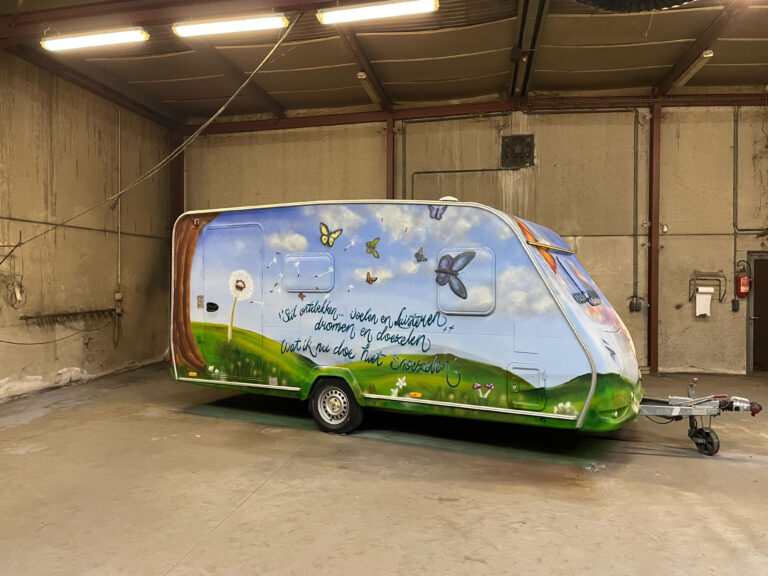 Graffiti natuur schildering op een Caravan 2