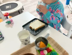 3歳息子が用意した「ママの朝ごはん」 おもちゃ料理に母が感動