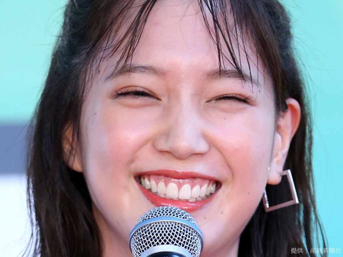 本田翼、スライムどっさりケーキにガブッ！オフショットが可愛すぎると話題