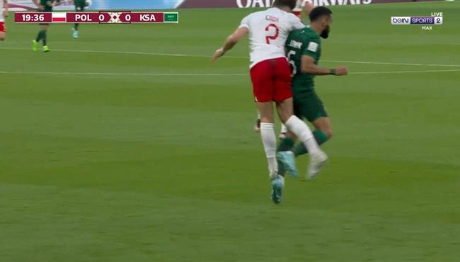 هل تغاضي الحكم عن طرد ماتي كاش في مباراة السعودية وبولندا بكاس العالم