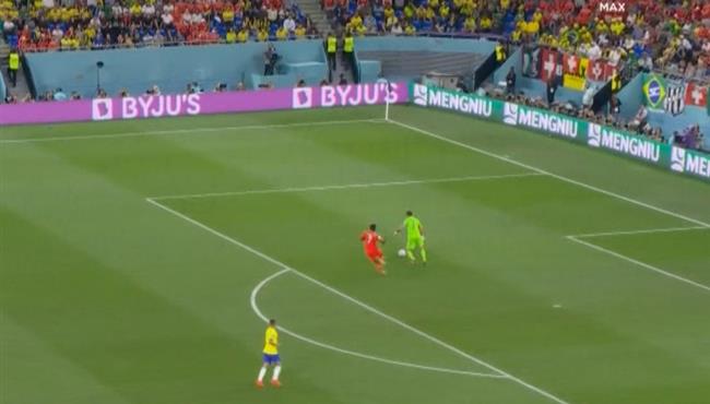 خطأ من اليسون بيكر كاد ان يتسبب في هدف لسويسرا