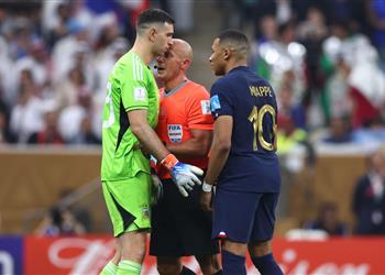 صور حارس الأرجنتين يسخر من مبابي مجدد ا في احتفالات التتويج بـ كأس العالم