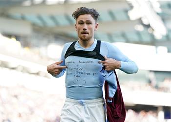 فيديو لاعب أستون فيلا يحصل على بطاقة صفراء بعد دعمه لزميله في أوكرانيا