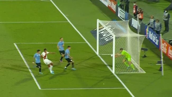 هل تجاوزت الكرة خط المرمي شاهد لقطة مثيرة للجدل في الوقت القاتل بمباراة اوروجواي وبيرو