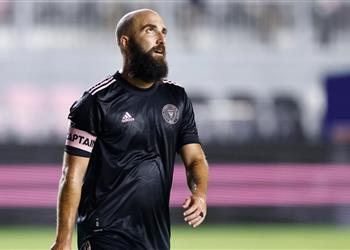 هيجواين ليفاندوفسكي مثل الحيوان وتوقعت انتقاله إلى برشلونة مجان ا