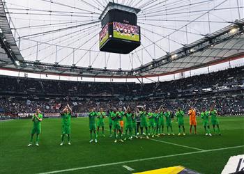 الانتصار الأول هذا الموسم عمر مرموش يشارك في فوز فولفسبورج بهدف على فرانكفورت