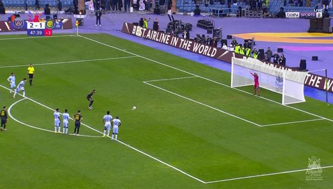 محمد العويس يتصدي لركلة جزاء نيمار في مباراة نجوم النصر والهلال وباريس