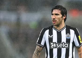 مدرب نيوكاسل تونالي قد يشارك أمام ولفرهامبتون رغم إيقافه 10 أشهر