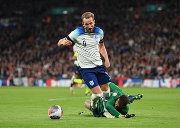 بسبب التمثيل هاري كين يتعجب من قرار الحكم ضده في مباراة إنجلترا ومالطا