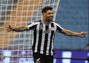 فيديو الشباب يزيد أوجاع الاتحاد ويهزمه بهدف في الدوري السعودي