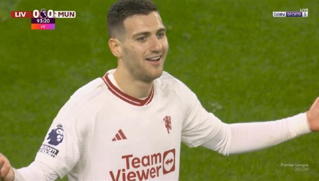 طرد دالوت في مباراة ليفربول ومانشستر يونايتد بالدوري الانجليزي
