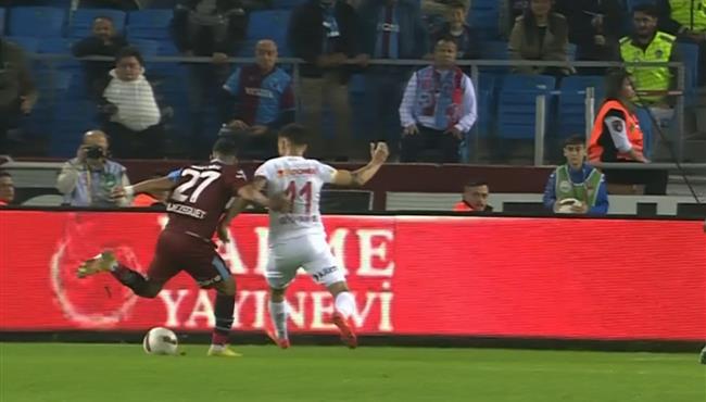 تريزيجيه يطالب بركلة جزاء في مباراة طرابزون سبور وقيصري سبور