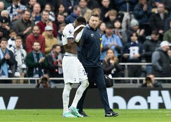 قبل أيام من كأس أمم إفريقيا بابي سار يغادر مباراة توتنهام وبورنموث باكي ا للإصابة