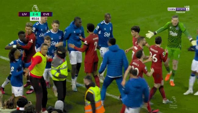 مشادة حادة بين اللاعبين في مباراة ليفربول وايفرتون بالدوري الانجليزي