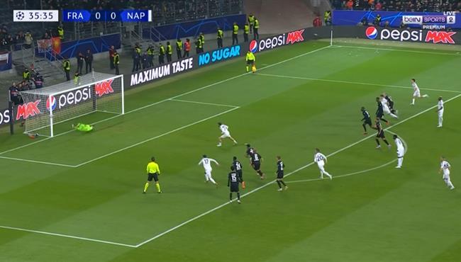 كيفن تراب يتصدي لركلة جزاء كفاراتسخيليا في مباراة نابولي واينتراخت فرانكفورت