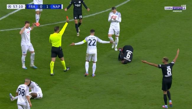 طرد لاعب اينتراخت فرانكفورت امام نابولي بدوري ابطال اوروبا