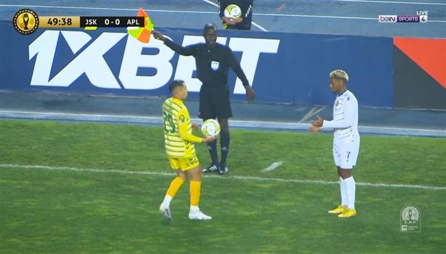 لقطة طريفة في مباراة شبيبة القبائل وبترو أتلتيكو بدوري ابطال افريقيا