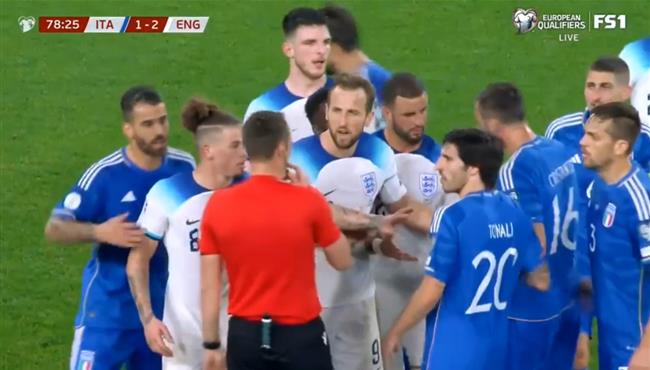 مشادة بين اللاعبين في مباراة انجلترا وايطاليا وطرد لوك شو