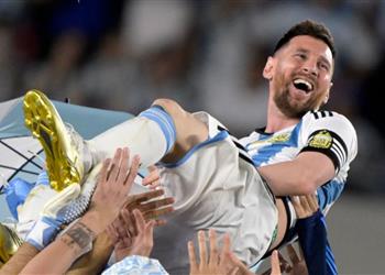 فيديو ميسي يشارك لاعبي الأرجنتين في هتاف يسخر من فرنسا ومارتينيز يكرر احتفاله المسيء