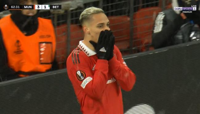 انتوني يهدر فرصة هدف امام ريال بيتيس بالدوري الاوروبي