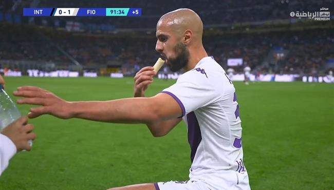 لحظة افطار سفيان أمرابط في مباراة فيورنتينا وانتر ميلان