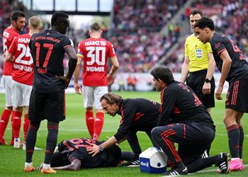 بعد 9 دقائق الإصابة تجبر ألفونسو ديفيز على مغادرة مباراة بايرن ميونخ وماينز