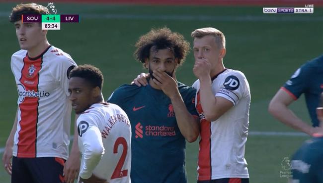 حديث طريف بين محمد صلاح ووارد براوس في مباراة ليفربول وساوثهامبتون