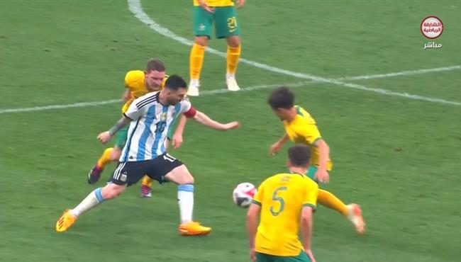 ميسي يتلاعب بأكثر من لاعب بطريقة رائعة في مباراة الارجنتين واستراليا