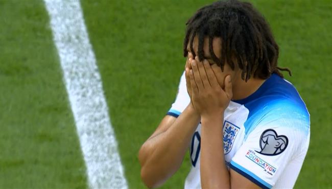 لقطة أرنولد المثيرة للجدل قبل مباراة إنجلترا ومقدونيا