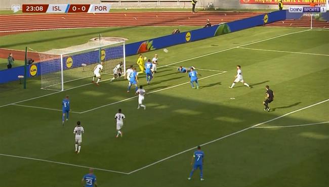 لاعب ايسلندا يهدر فرصة هدف امام البرتغال بتصفيات كأس امم اوروبا