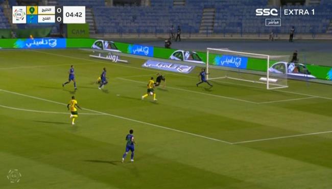 محمد شريف يهدر هدف محقق امام الفتح في الدوري السعودي