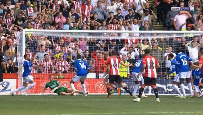 بيكفورد والقائم ينقذان ايفرتون من الخسارة امام شيفيلد في الوقت القاتل