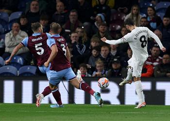 فيديو مانشستر يونايتد يضمد جراحه الأوروبية بفوز صعب ضد بيرنلي في الدوري الإنجليزي