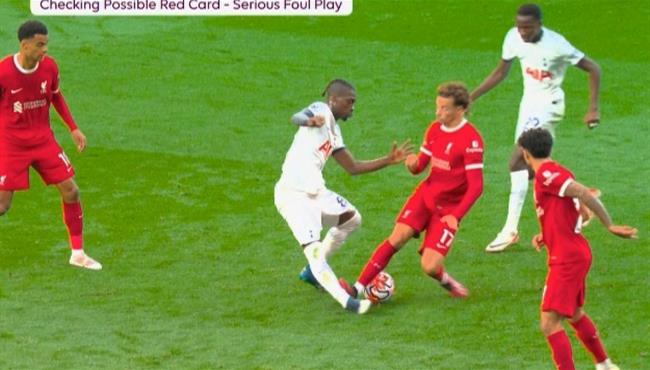طرد جونز في مباراة ليفربول وتوتنهام بالدوري الانجليزي