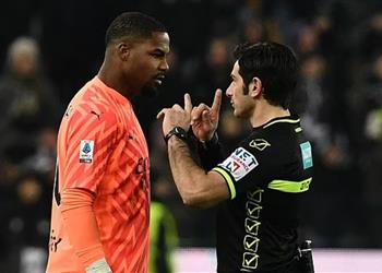 فيديو بسبب العنصرية ماينان يغادر الملعب وإيقاف مباراة ميلان وأودينيزي