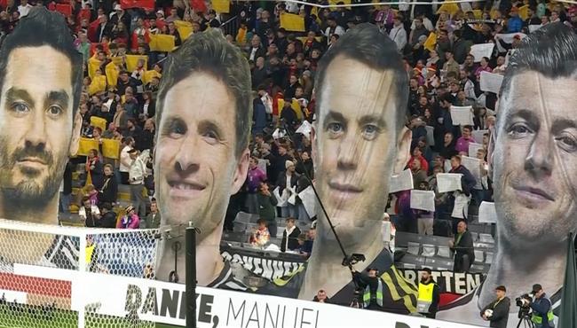 لحظة تكريم كروس ومولر ونوير وجوندوجان قبل مباراة المانيا وهولندا